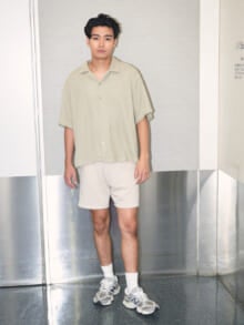 [鈴々木 響] 「ニューバランス」に「エイチアンドエム」の涼シャツを合わせた"黒じゃない”夏のスニーカースタイル！【メンズノンノモデルの私服スナップ】