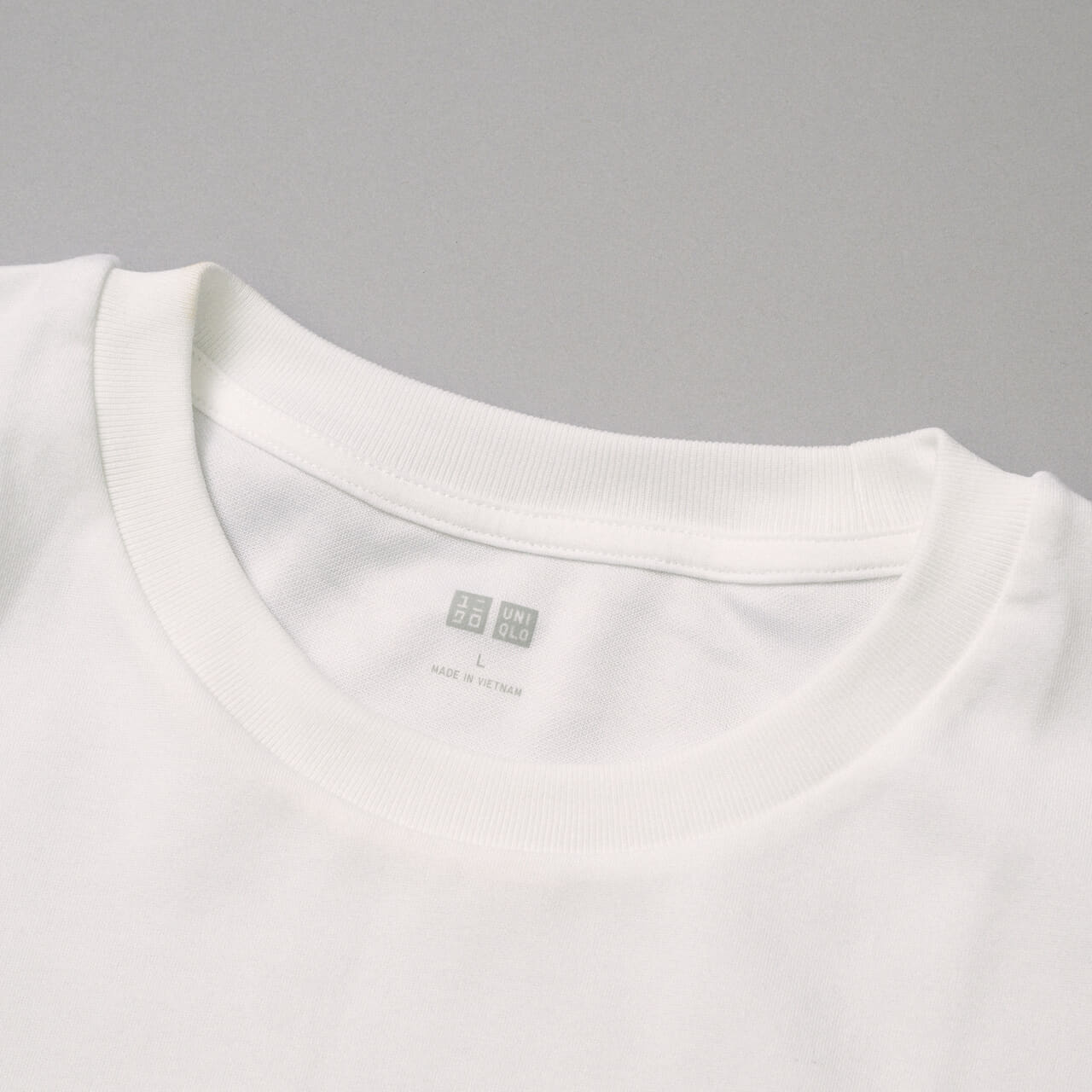 ユニクロの涼しいトップス エアリズムコットンノースリーブTシャツのネック