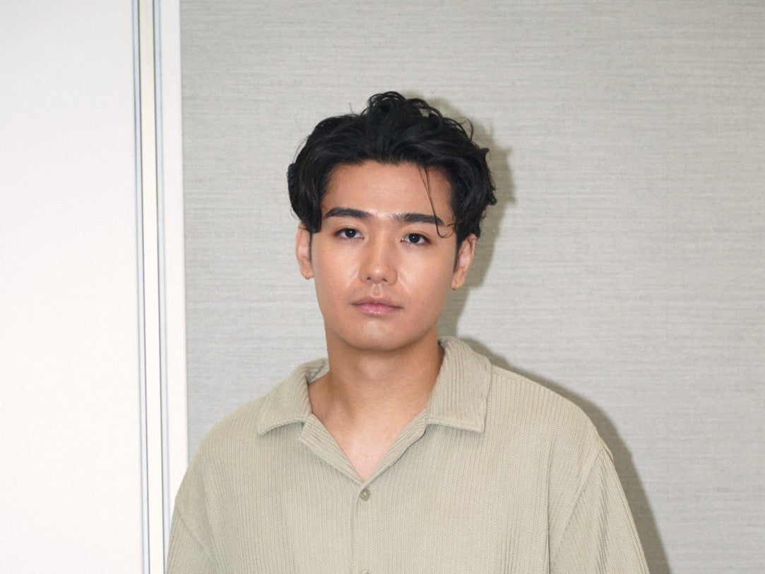 [鈴々木 響] 「ニューバランス」に「エイチアンドエム」の涼シャツを合わせた"黒じゃない”夏のスニーカースタイル！【メンズノンノモデルの私服スナップ】