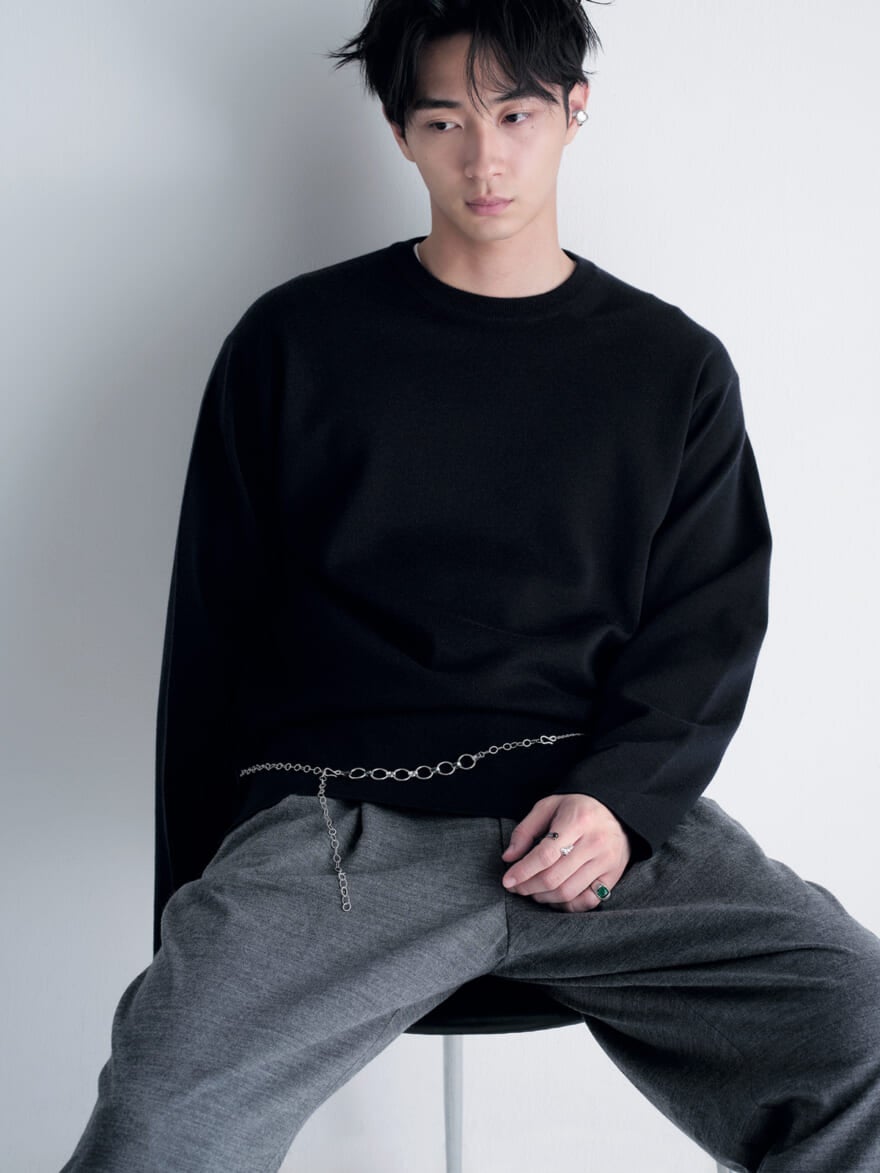 ユニセックスのジュエリーブランドJouete（ジュエッテ）のロングチェーンネックレスを着用する野村康太　コーディネート６