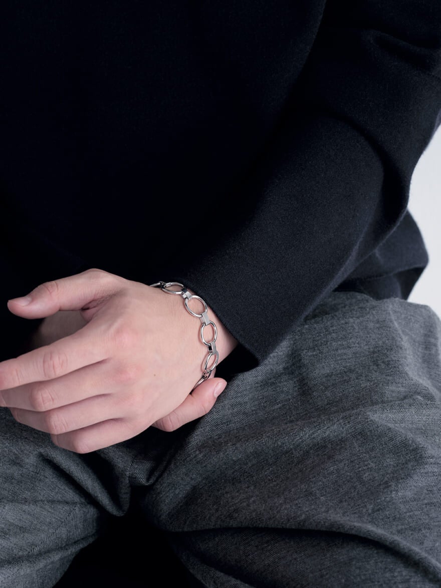 ユニセックスのジュエリーブランドJouete（ジュエッテ）のロングチェーンネックレスを着用する野村康太　コーディネート５