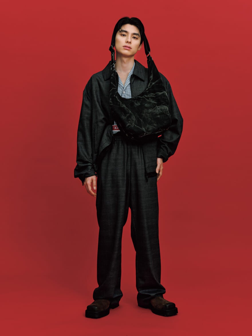 ディーゼルの2025年秋冬メンズ新作のセットアップを着用する俳優の本田響矢さん