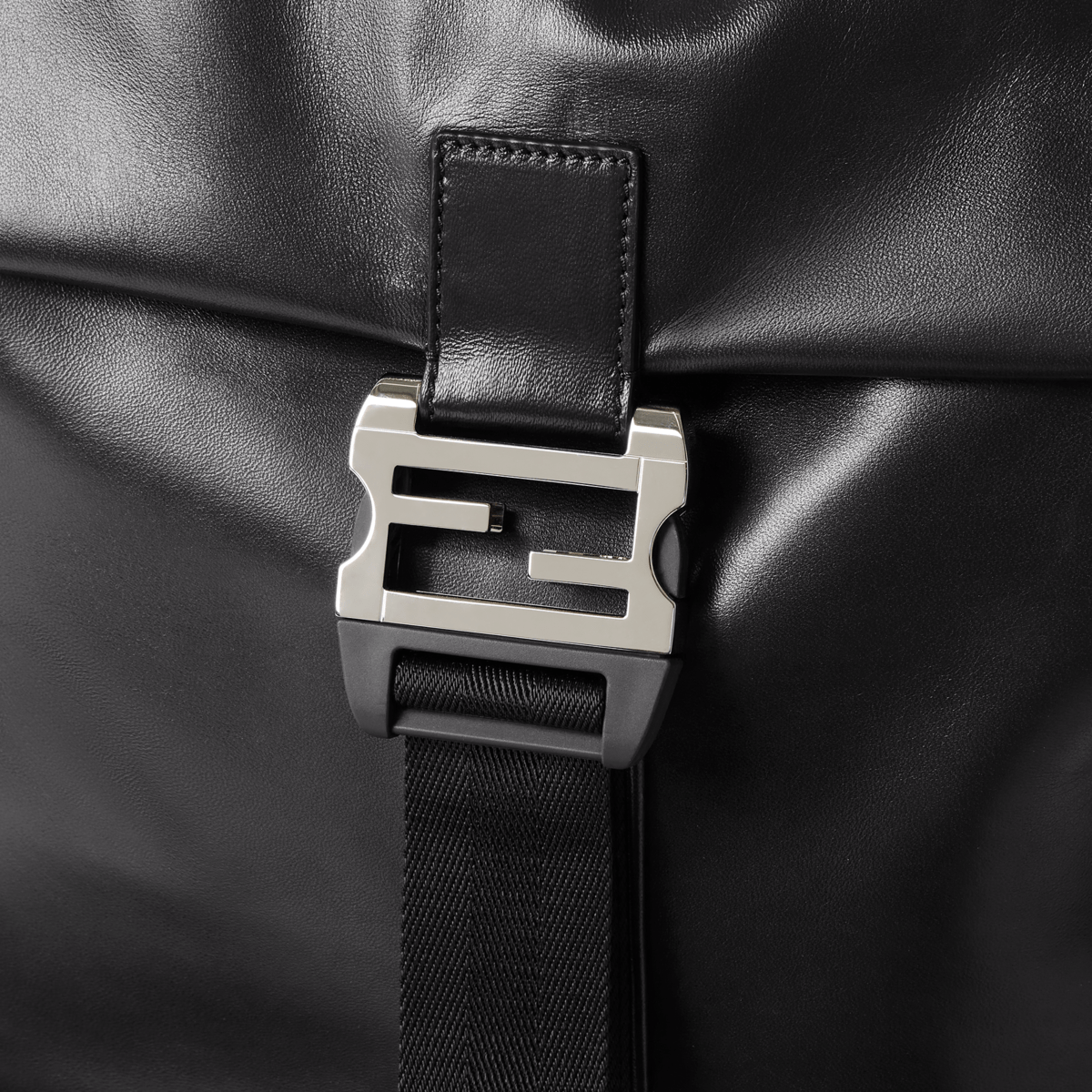 FENDI FLUX BACKPACK BLACK　ロゴ