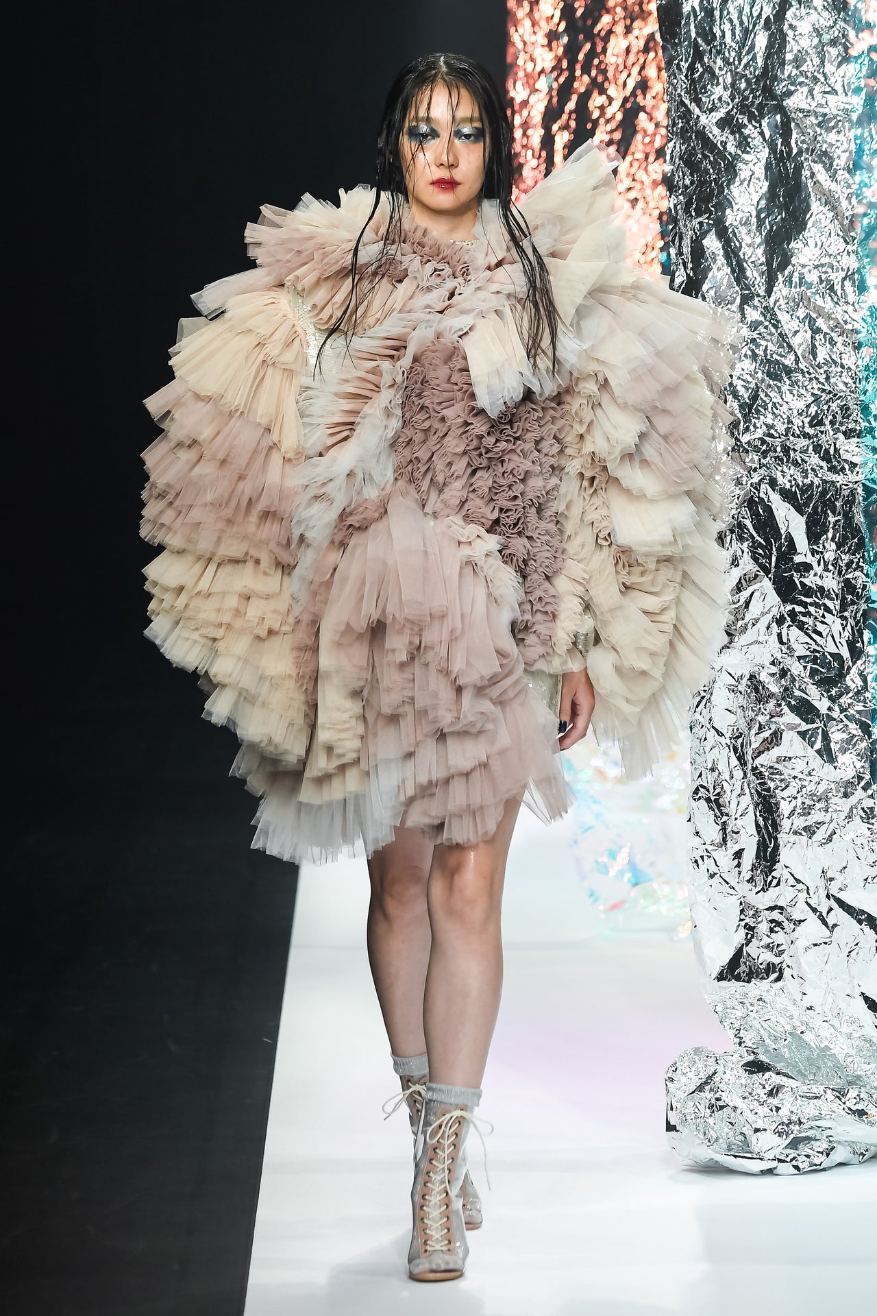 「ヴィヴィアーノ・スー」の3回目のコレクション、2018年秋冬のランウェイ3