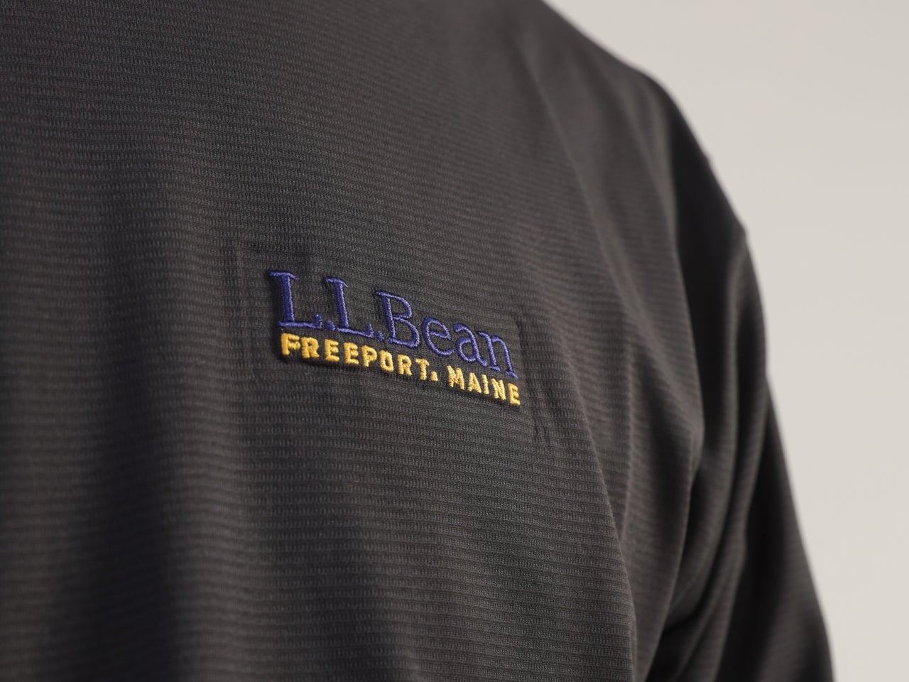 黒い「エル・エル・ビーン」、「サロモン」のスニーカーじゃないほうをかっこよく着る方法。アウトドアの涼品３選をエディターと服好きモデルが試着＆本音レビュー！