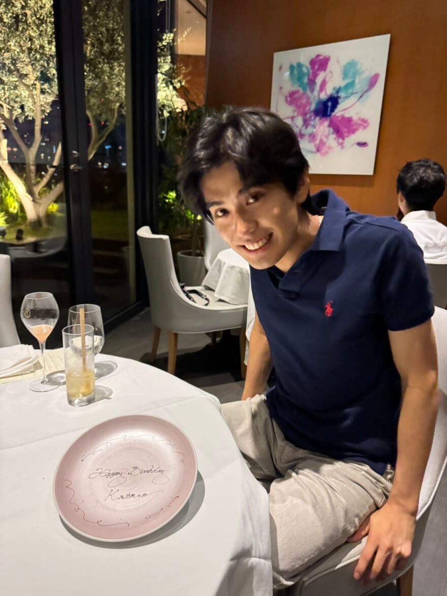 ハッピーバースデーと書かれたプレートと写る、メンズノンノモデル稲井孝太朗