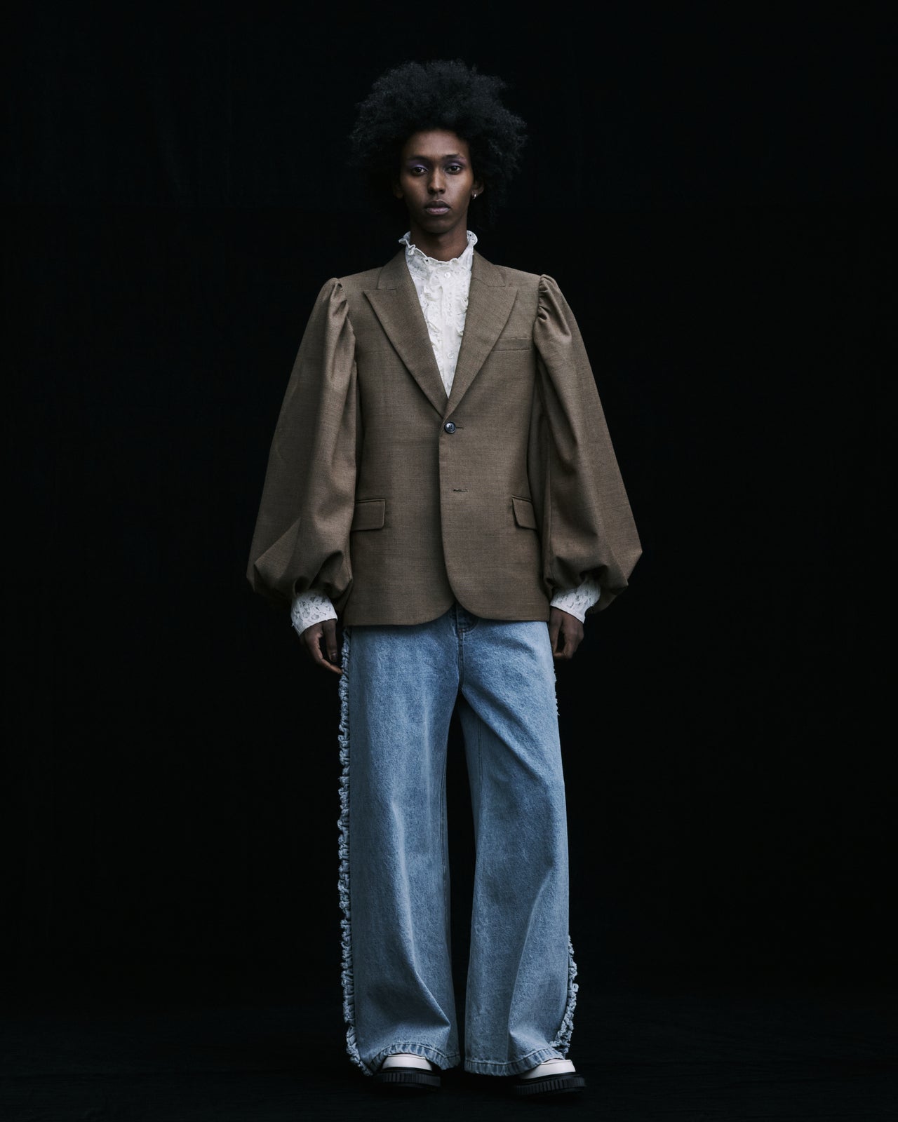「ヴィヴィアーノ(VIVIANO)」2025年秋冬コレクションのルック6