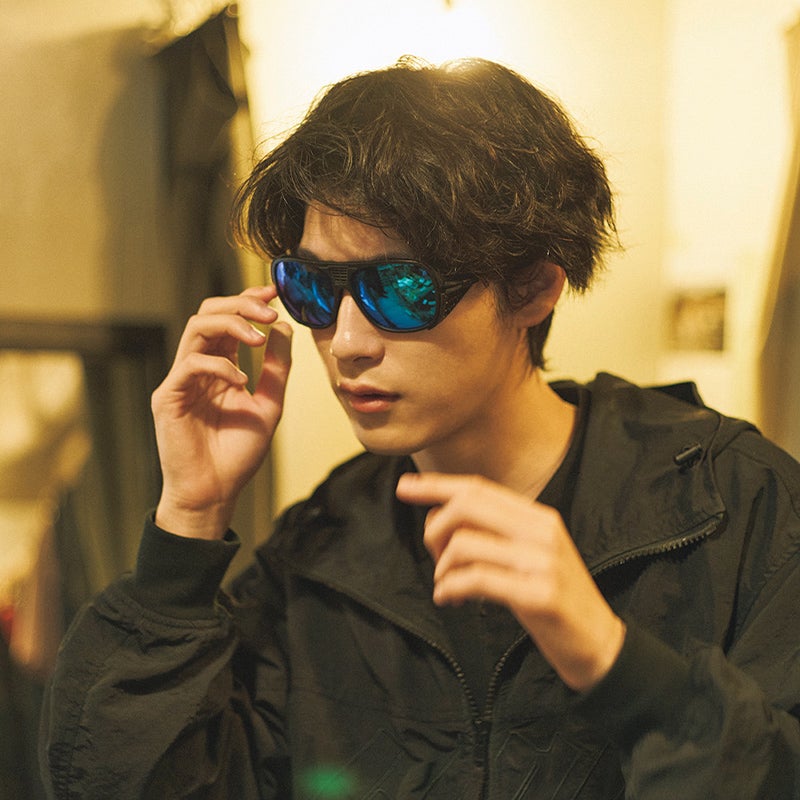 オンブラズのCAMMINA Armless Sunglasses（￥28,600）