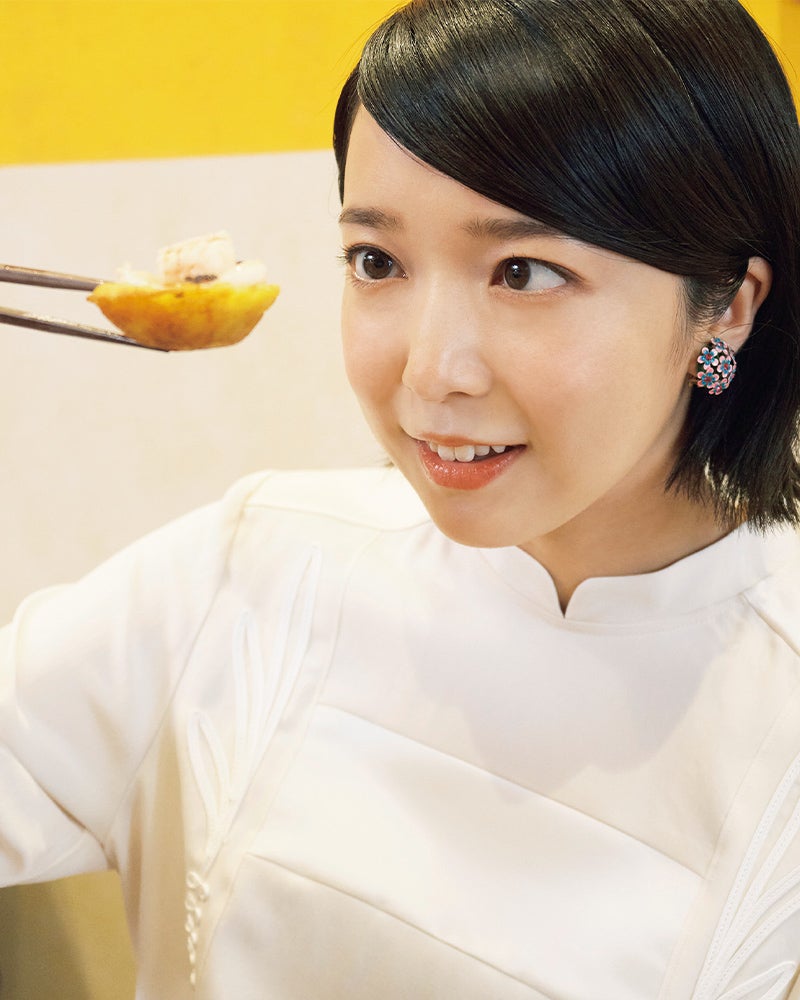 「バインコット」を食べる上白石萌音