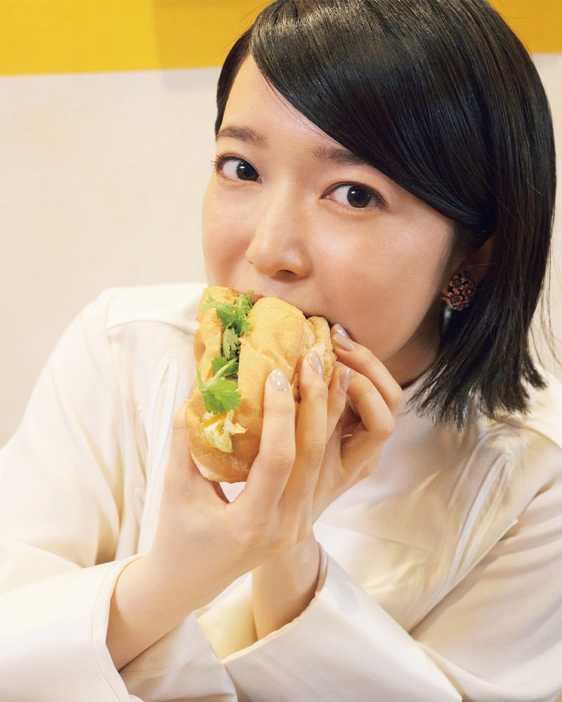 ポークバインミーを食べる上白石萌音