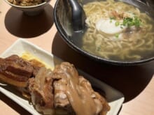 沖縄県出身モデルが感動。「肉好きは行くべき！」な沖縄そば屋はコスパも最高だった！