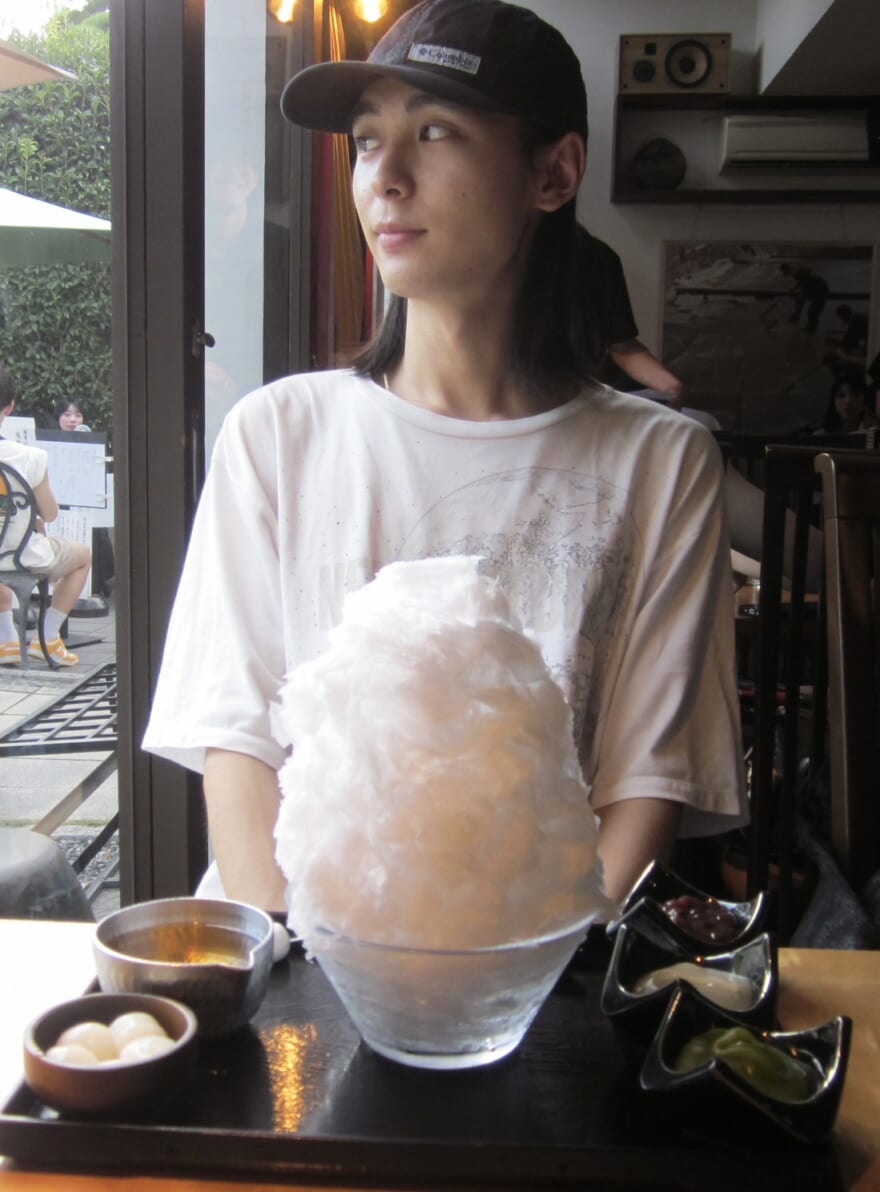 大きな阿左美冷蔵のかき氷を目のまえにした、メンズノンノモデル海谷遠音