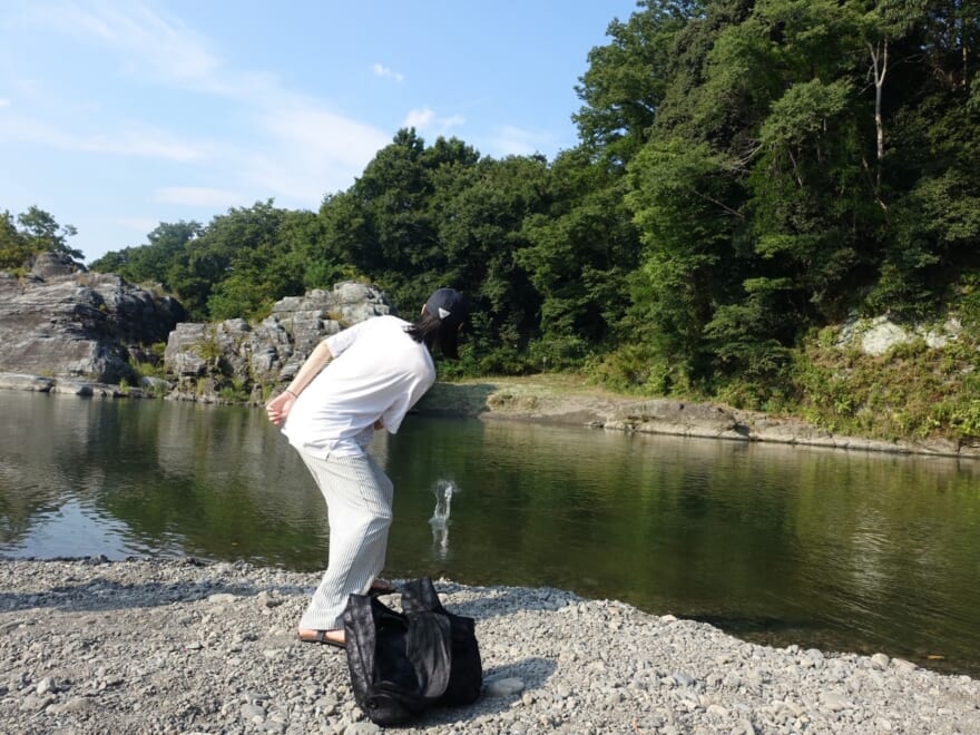 水切りをするメンズノンノモデル海谷遠音。投擲後