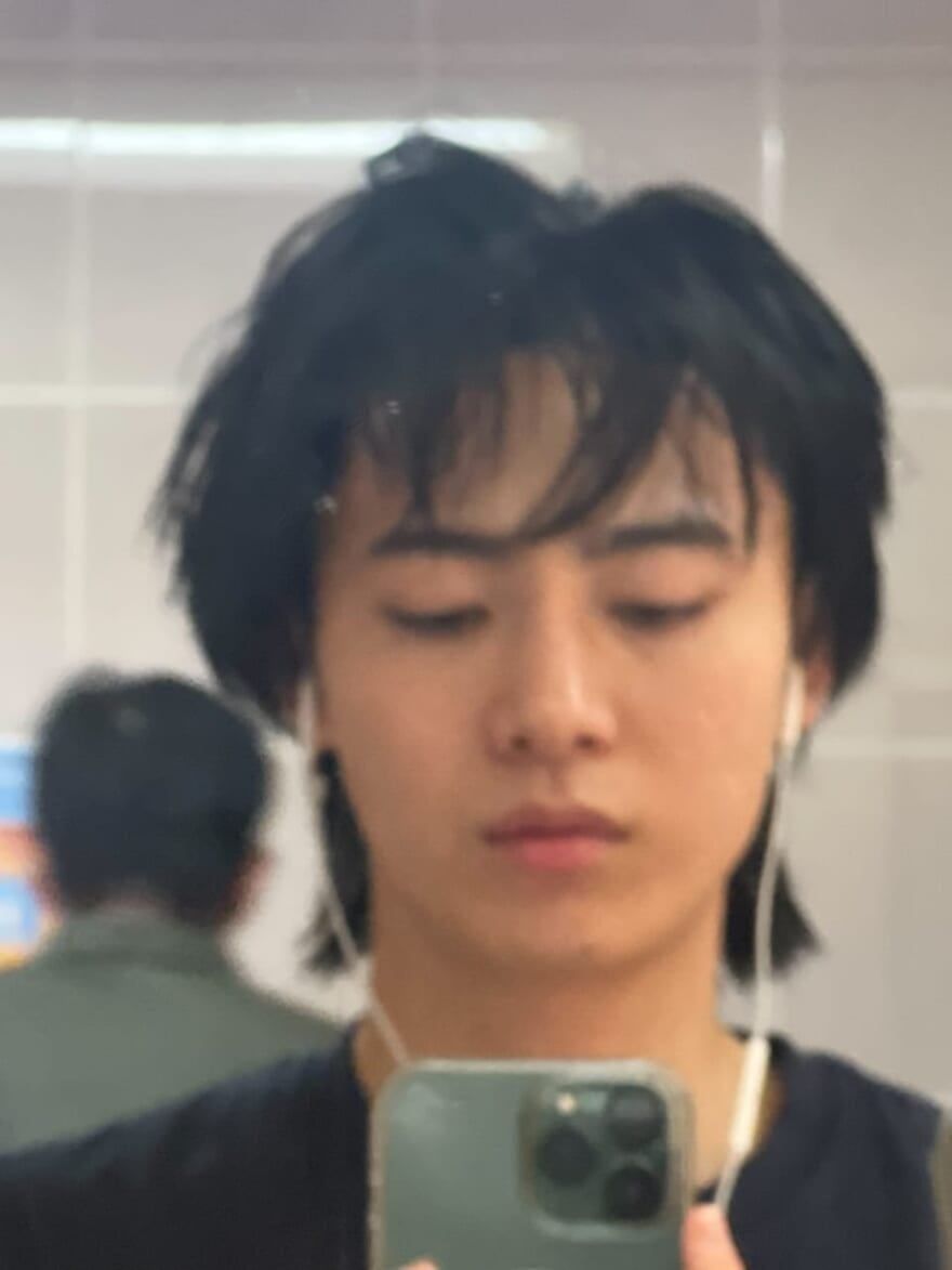 自撮りをする豊田裕大