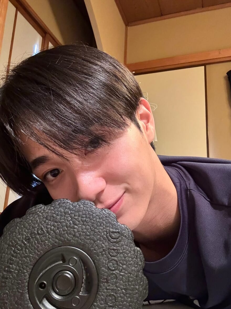 筋膜ローラーを持ってる野村康太