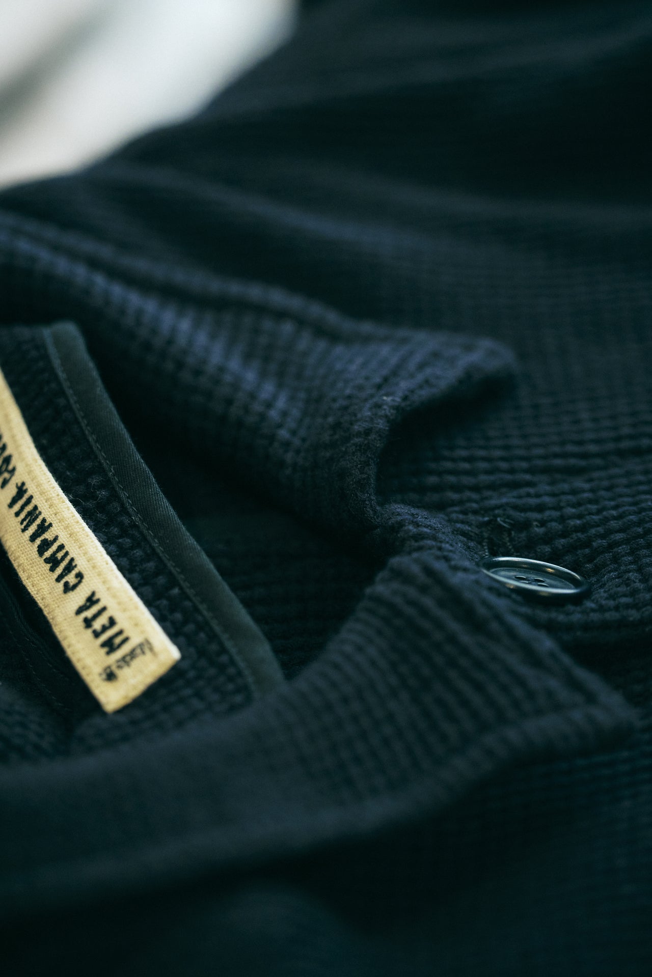 オシャレな人が買ってよかった<META CAMPANIA COLLECTIVE〉のニットジャケットのディテール