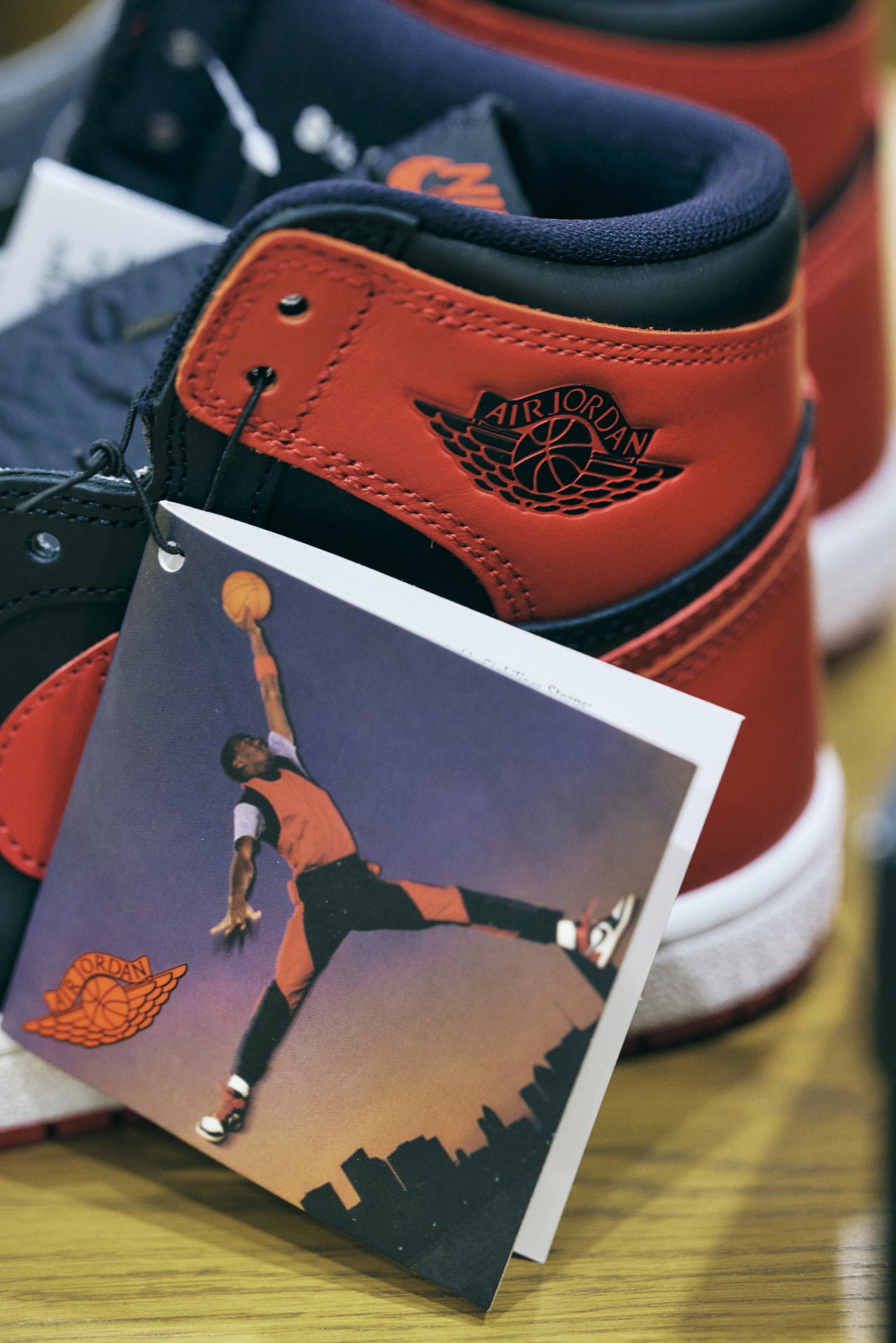 オシャレな人が買ってよかったナイキのスニーカー「AIR JORDAN 1 HI '85 "BRED"」とタグ