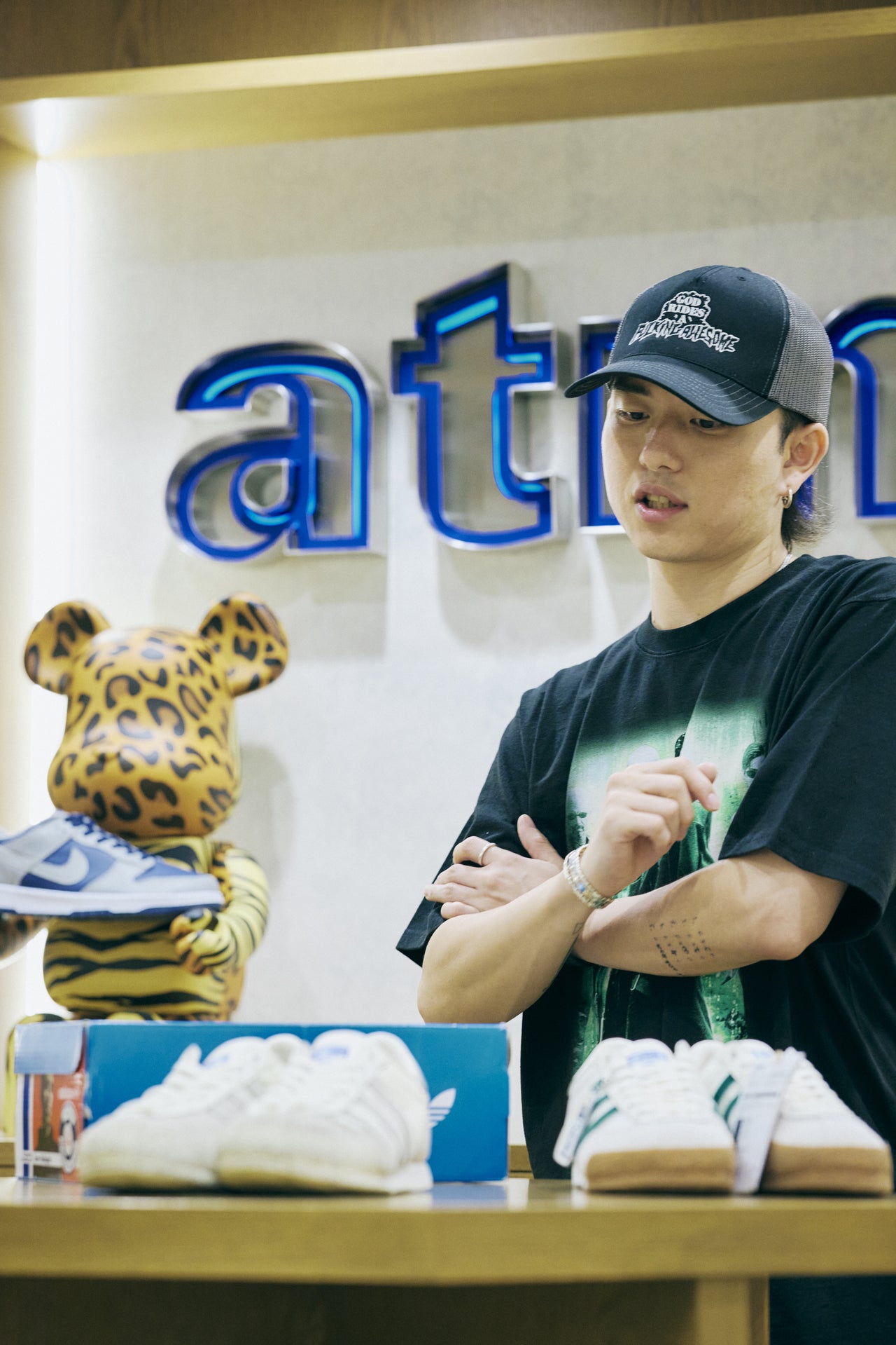オシャレな人が買ってよかったアディダスのスニーカー〈LIAM GALLAGHER × ADIDAS ORIGINALS〉の「LG2 SPZL」と福田さん 2