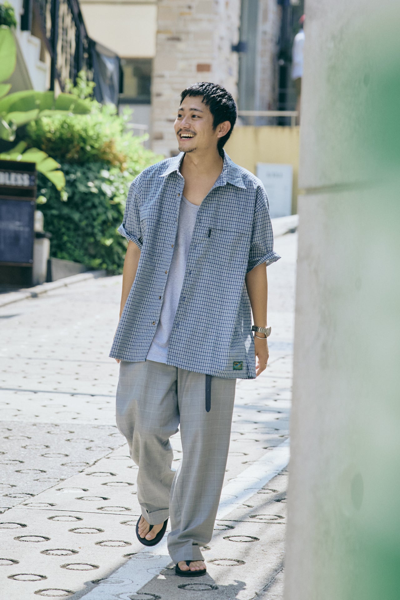 ②〈Foxfire×FREAK'S STORE〉のチェックシャツのオシャレな着こなしの全身