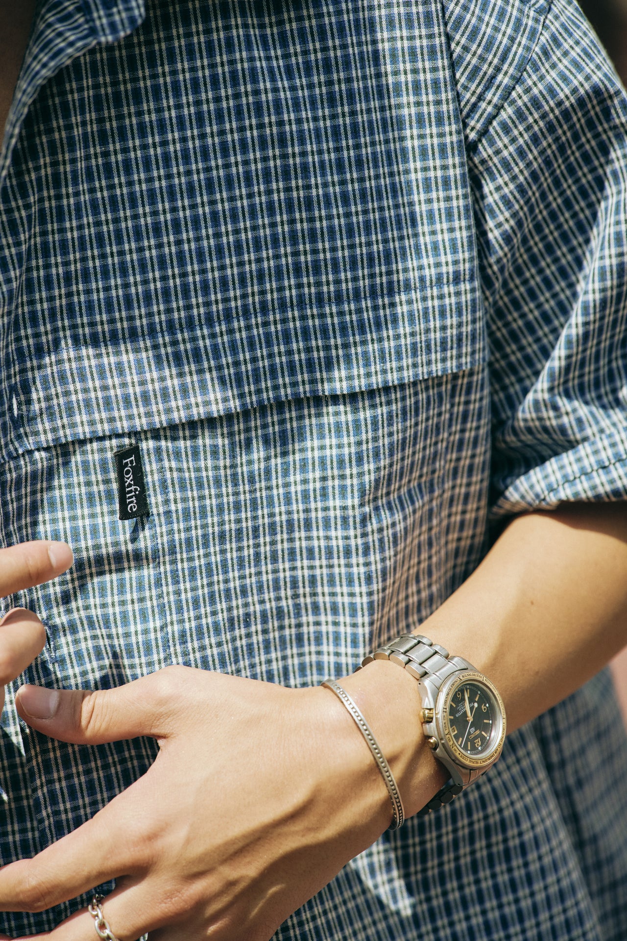 ②〈Foxfire×FREAK'S STORE〉のチェックシャツのオシャレな着こなしの寄り