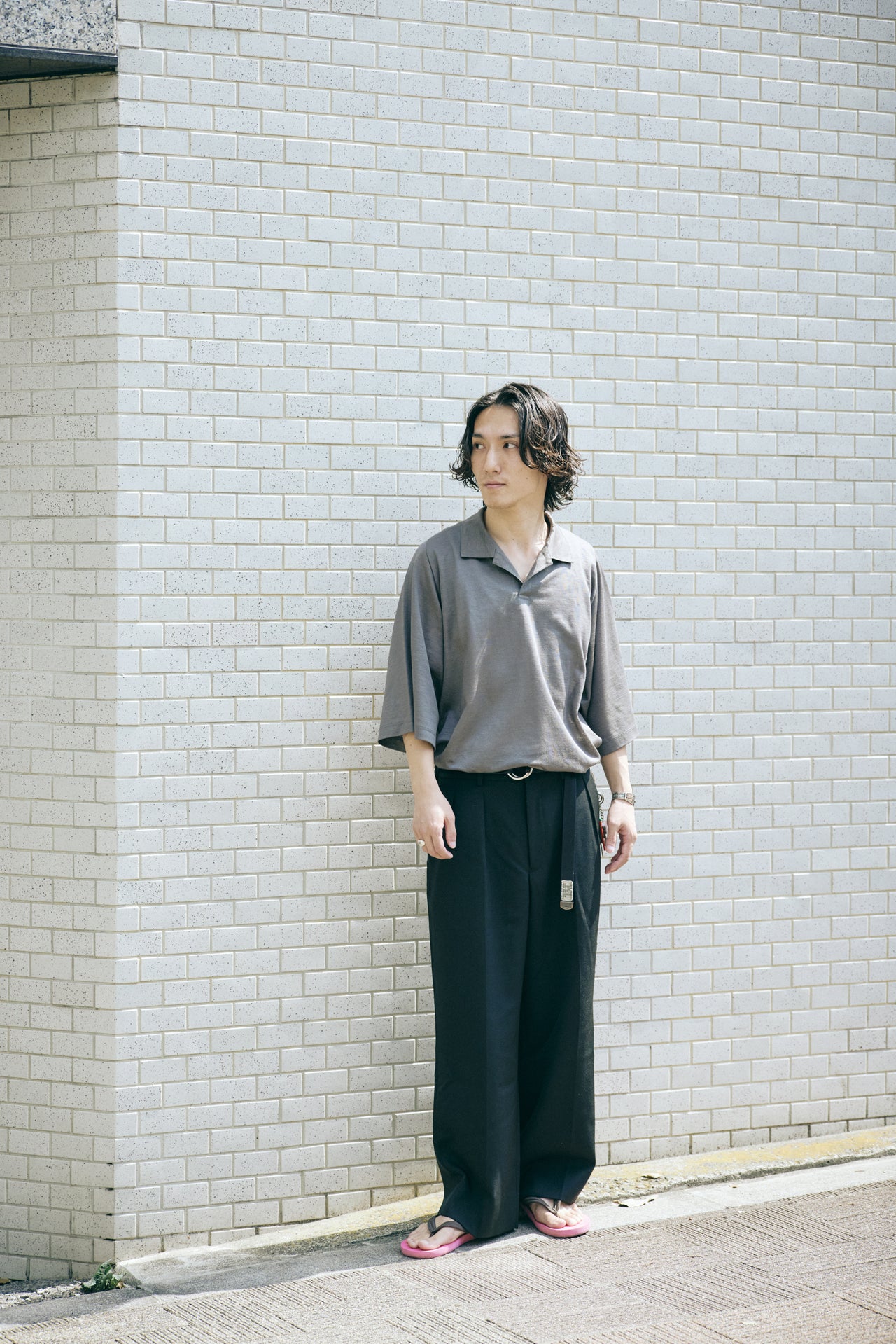 ④〈LOOP315×JOURNAL STANDARD〉のポロシャツのオシャレな着こなしの全身
