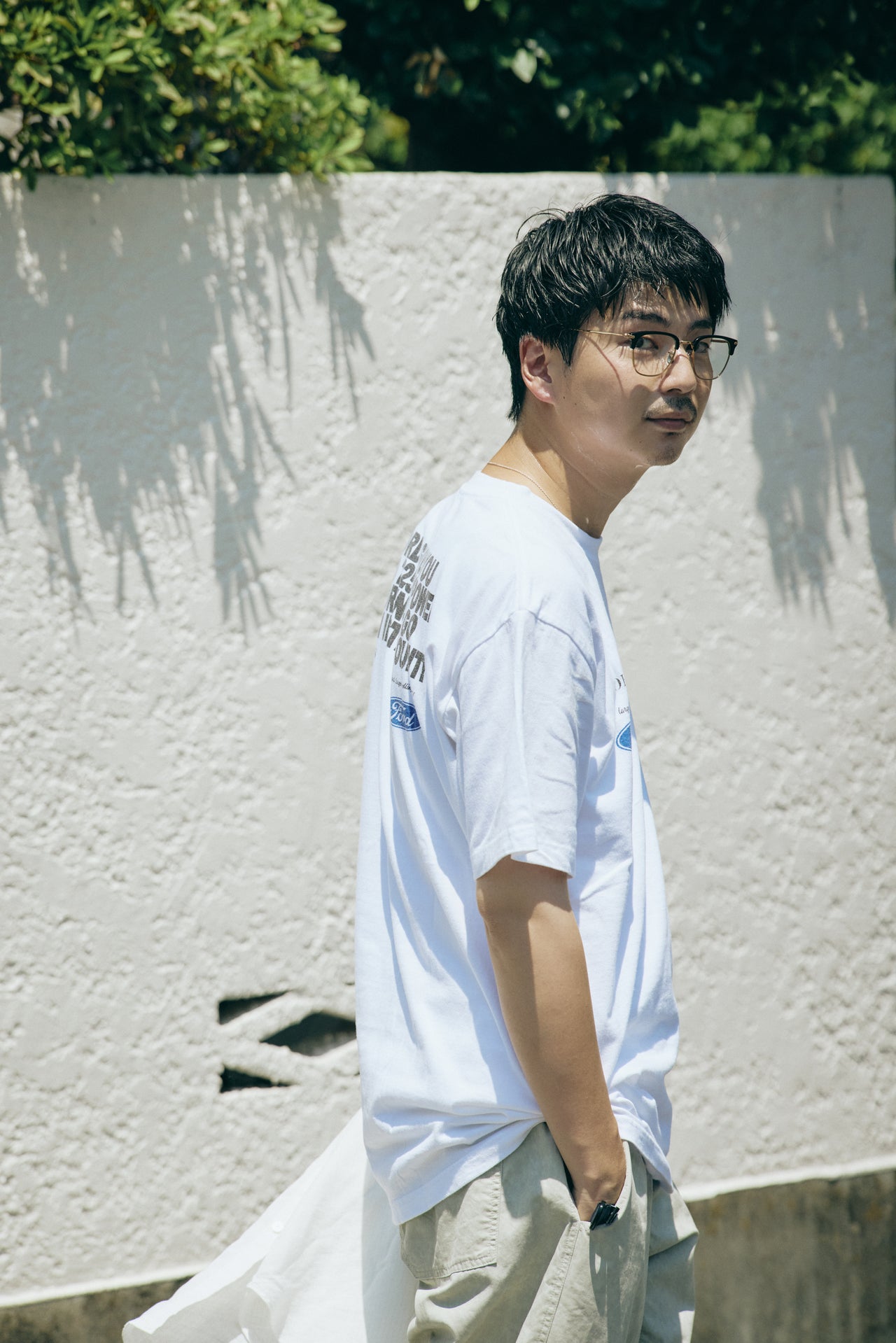 ③〈GOOD ROCK SPEED for BEAUTY&YOUTH〉のTシャツのオシャレな着こなしの寄り