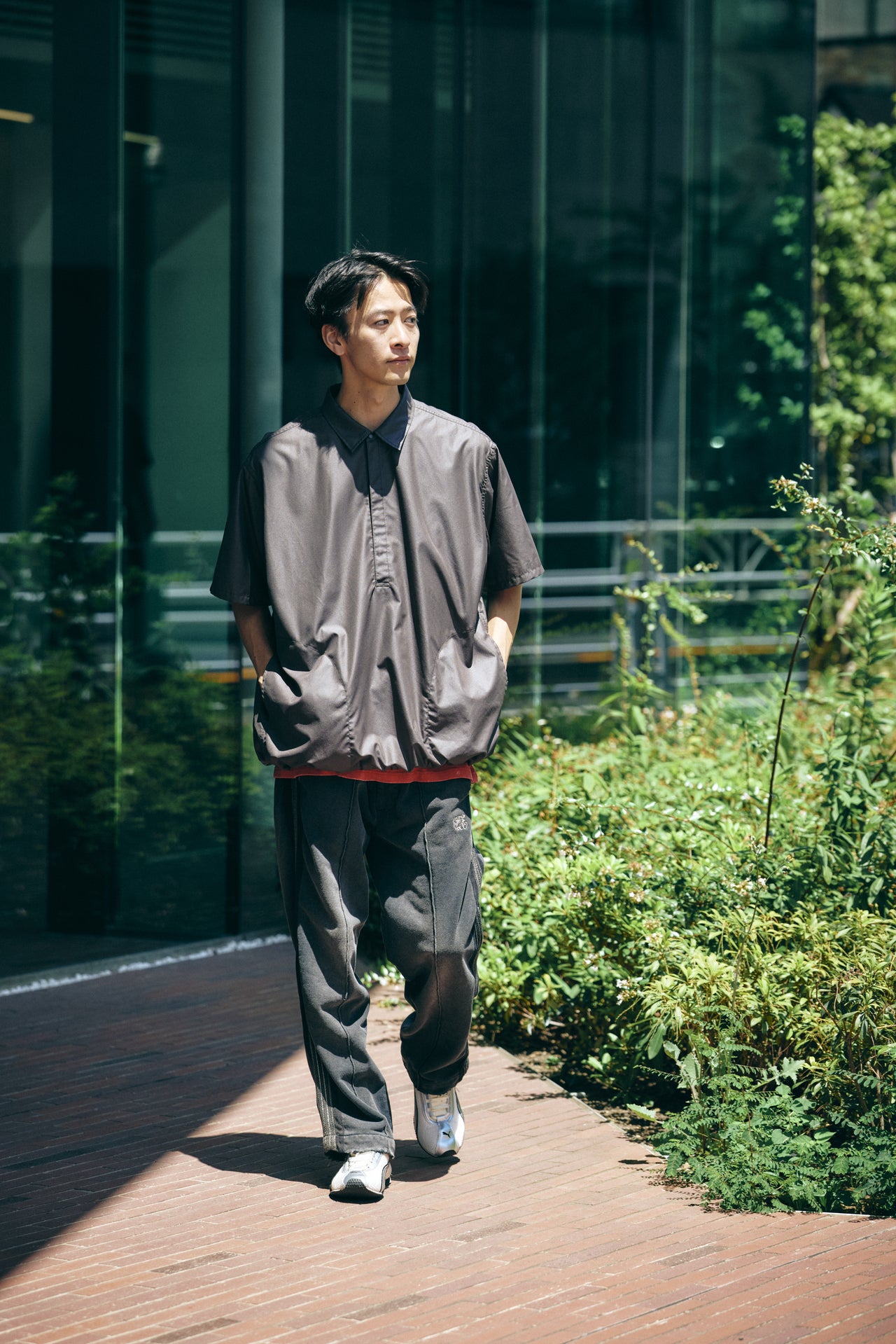 ①〈Sasquatchfabrix.×tokyovitamin×FUTURE ARCHIVE〉のトラックパンツのオシャレな着こなしの全身