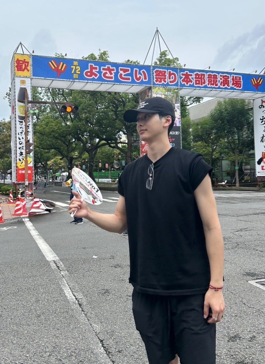 よさこい祭りの入り口の前に立つ、メンズノンノモデル石川愛大