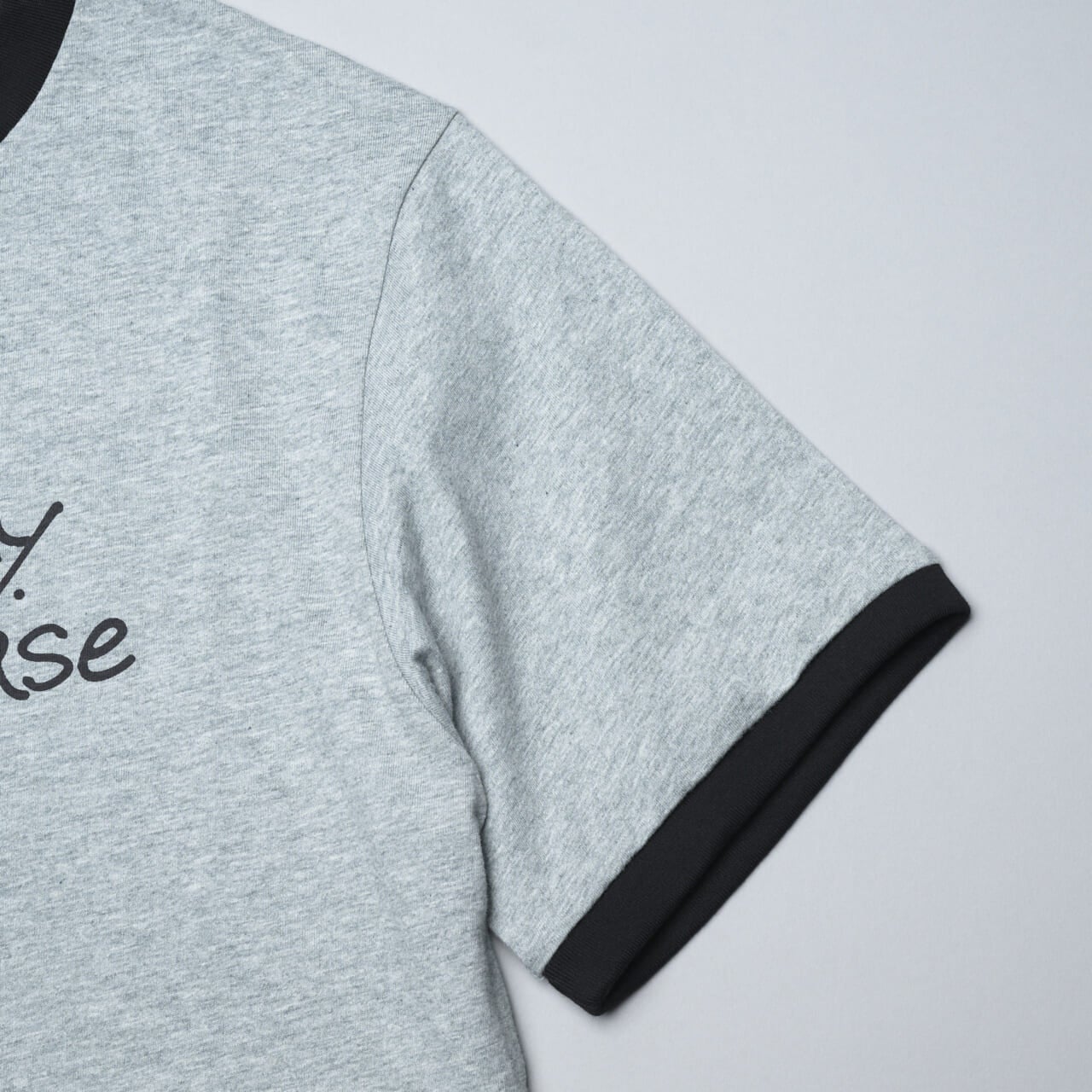 GU×imaseのコラボ、『Have a nice day』Tシャツ袖寄り