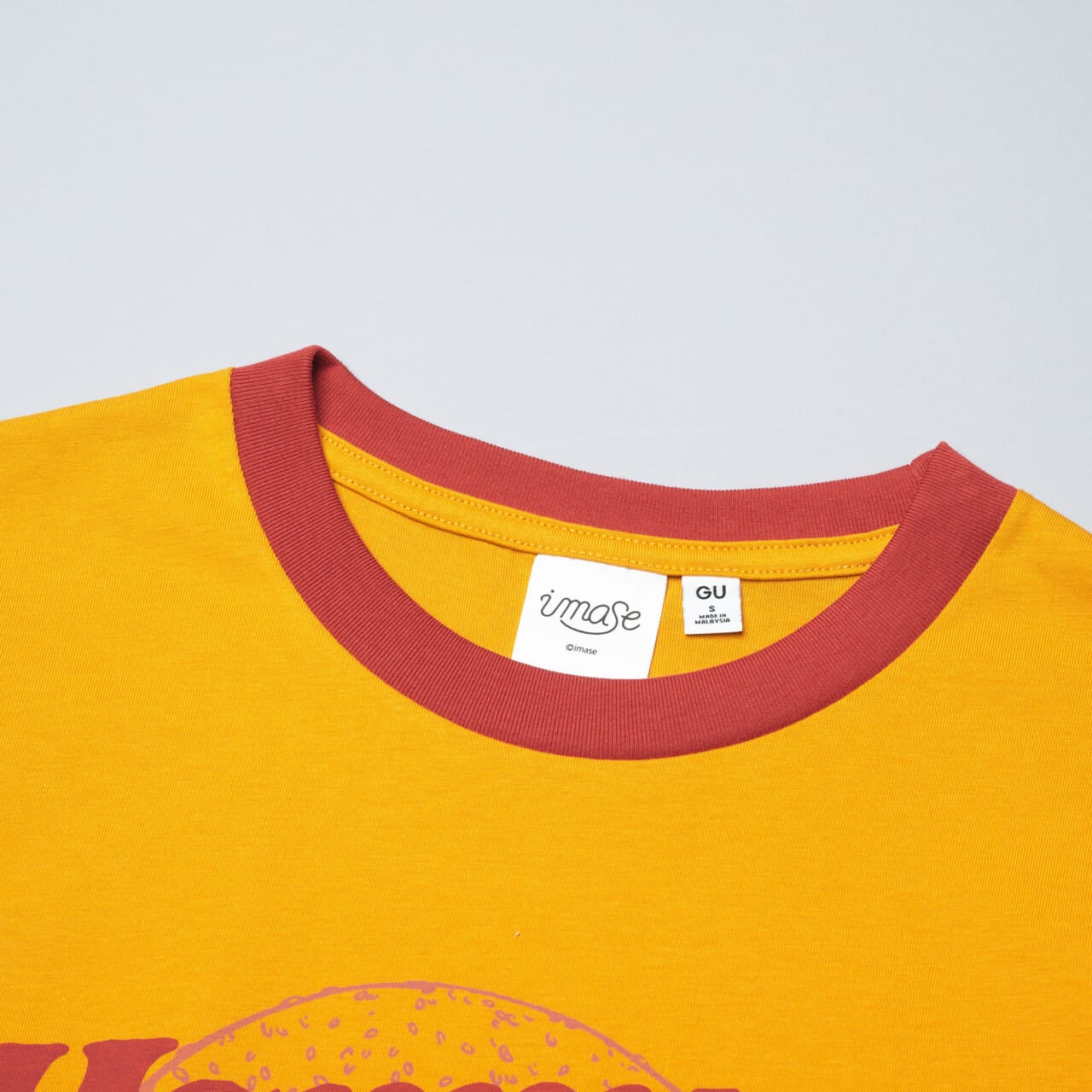 GU×imaseのコラボ、『Happy Order?』Tシャツ衿ぐり寄り