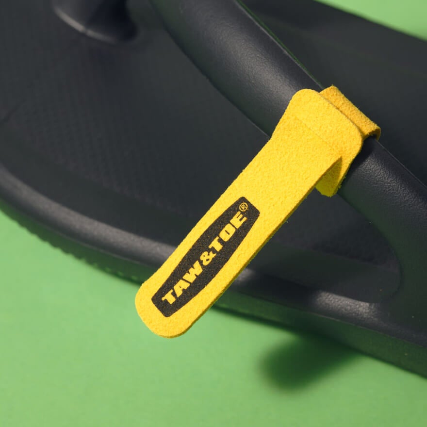 TAW&TOEのサンダル 「Zerovity Flip Flop OG」　黒　リカバリーシューズ　ビーチサンダル　ビーサン　TAW& TOE タグ　寄り 