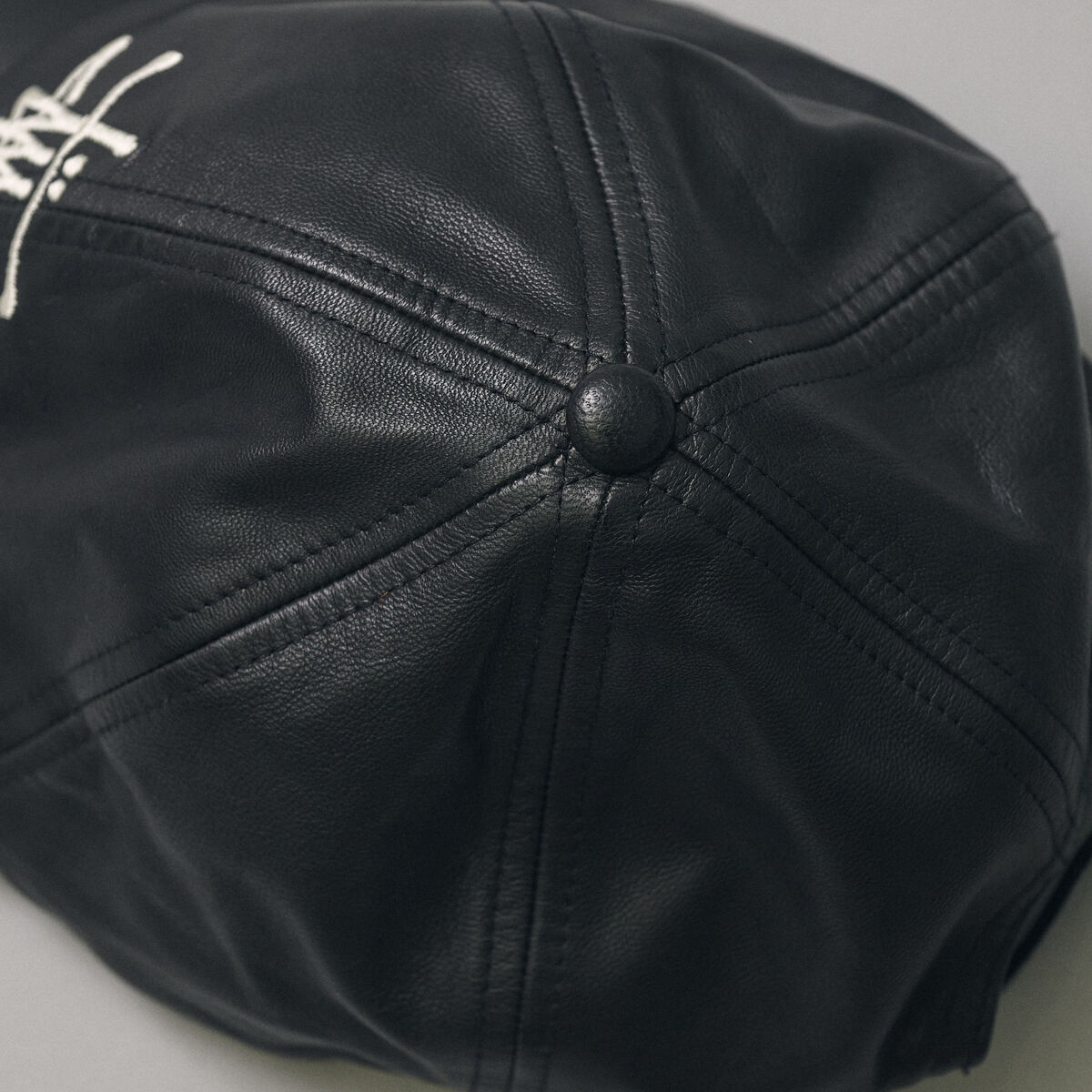 stussy レザーキャップ　ディティール