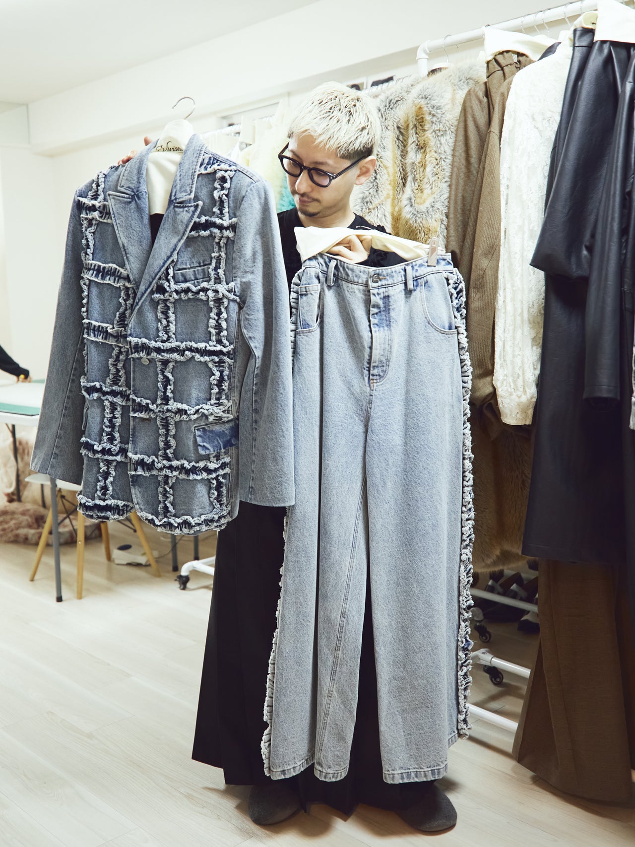 自身がデザインしたデニムを手に持つヴィヴィアーノ・スーさん