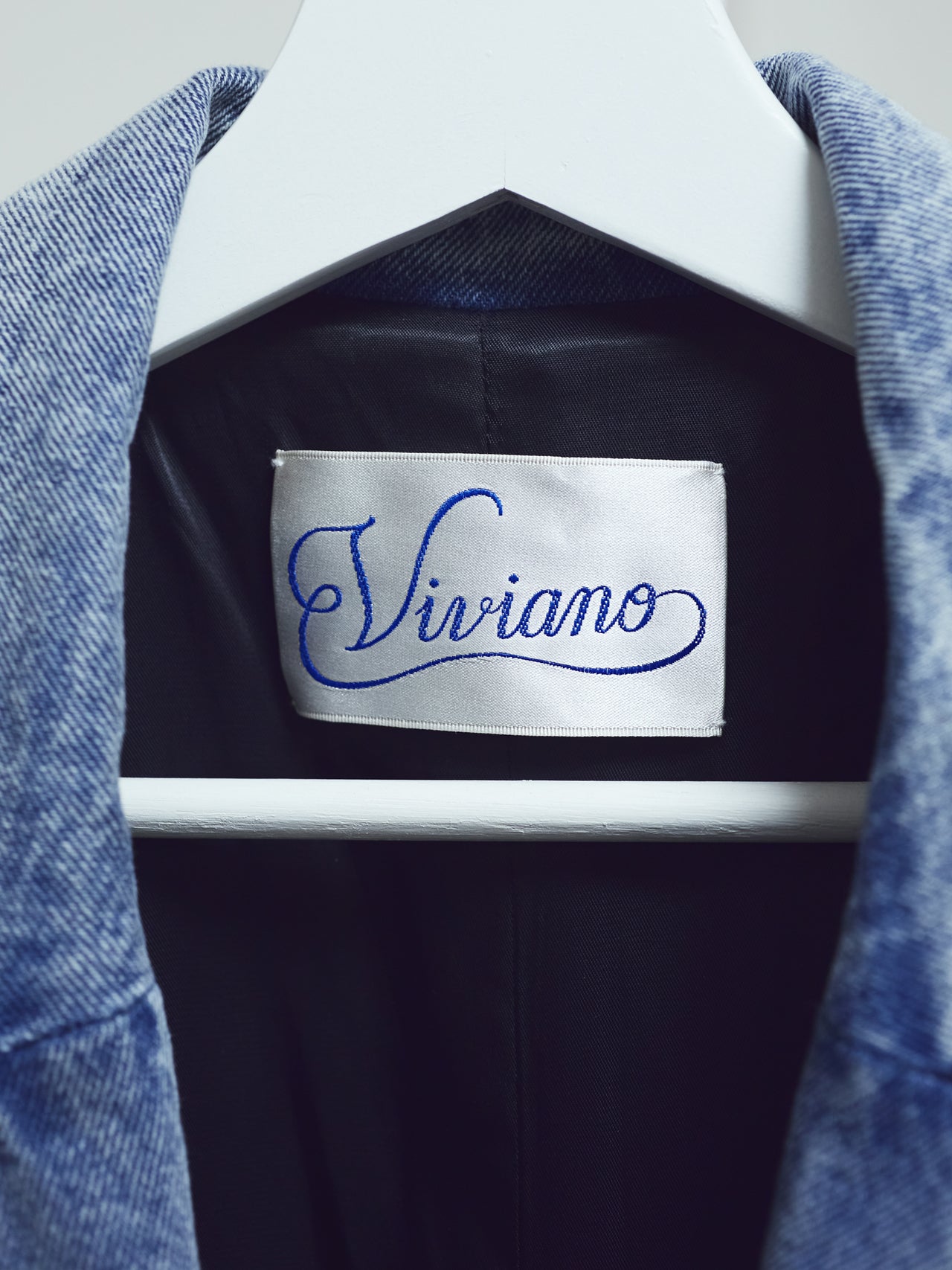 「VIVIANO」のブランドタグ