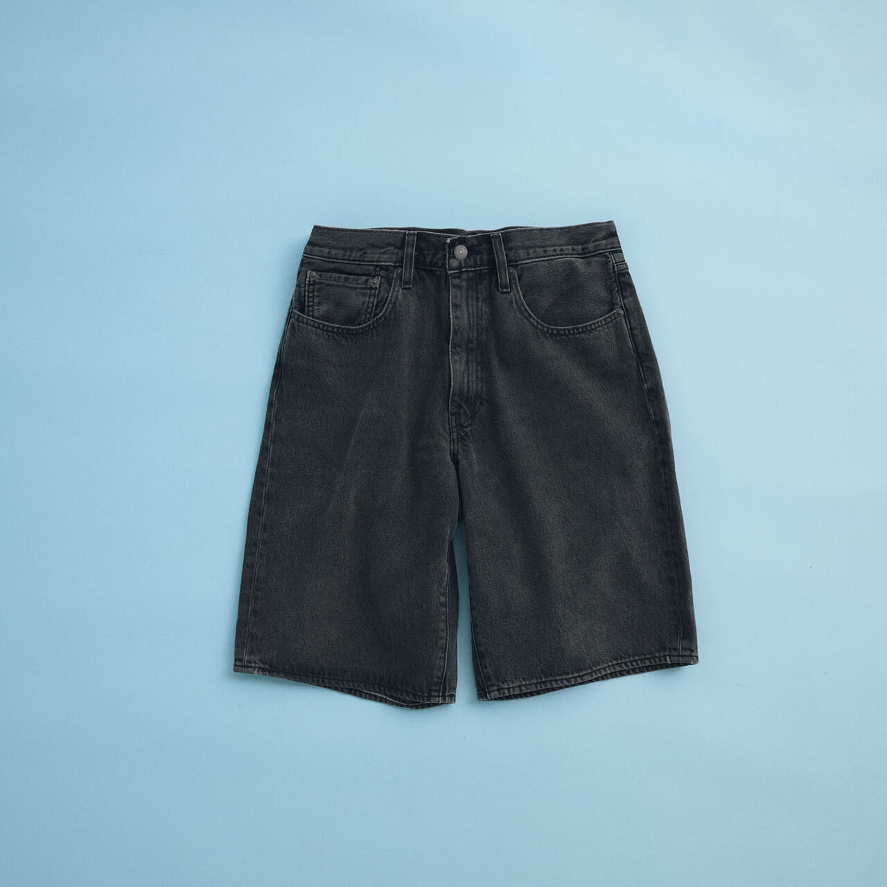 「リーバイス®」の 黒いデニムショーツ/478™ バギー ショートパンツ