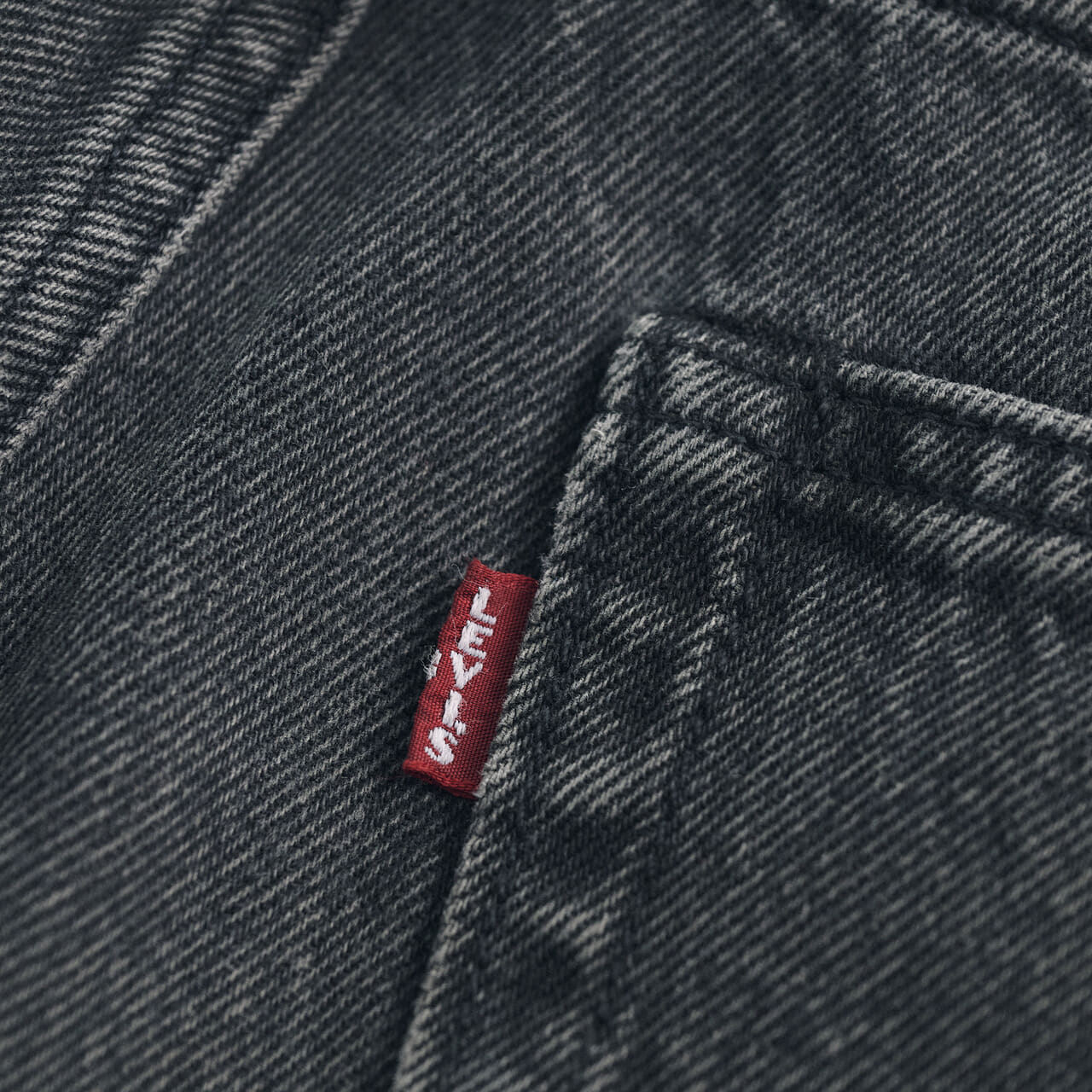 「リーバイス®」の 黒いデニムショーツ/478™ バギー ショートパンツのタグ