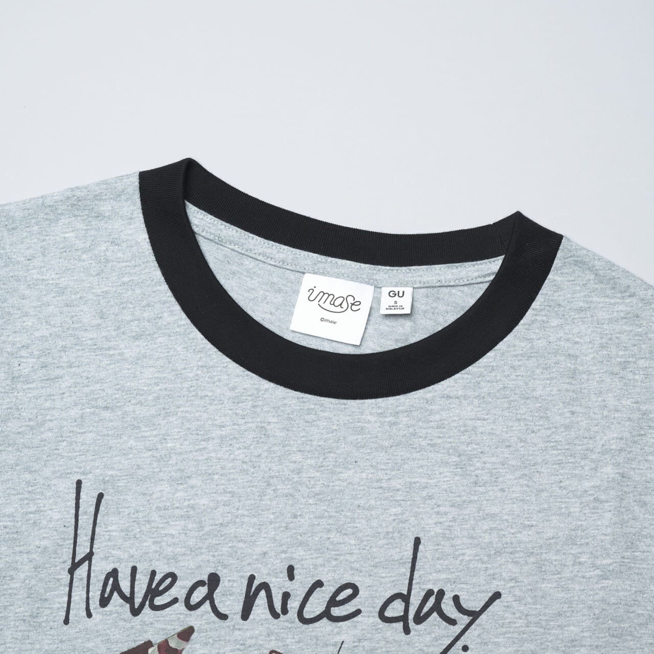 GU×imaseのコラボ、『Have a nice day』Tシャツ衿ぐり寄り