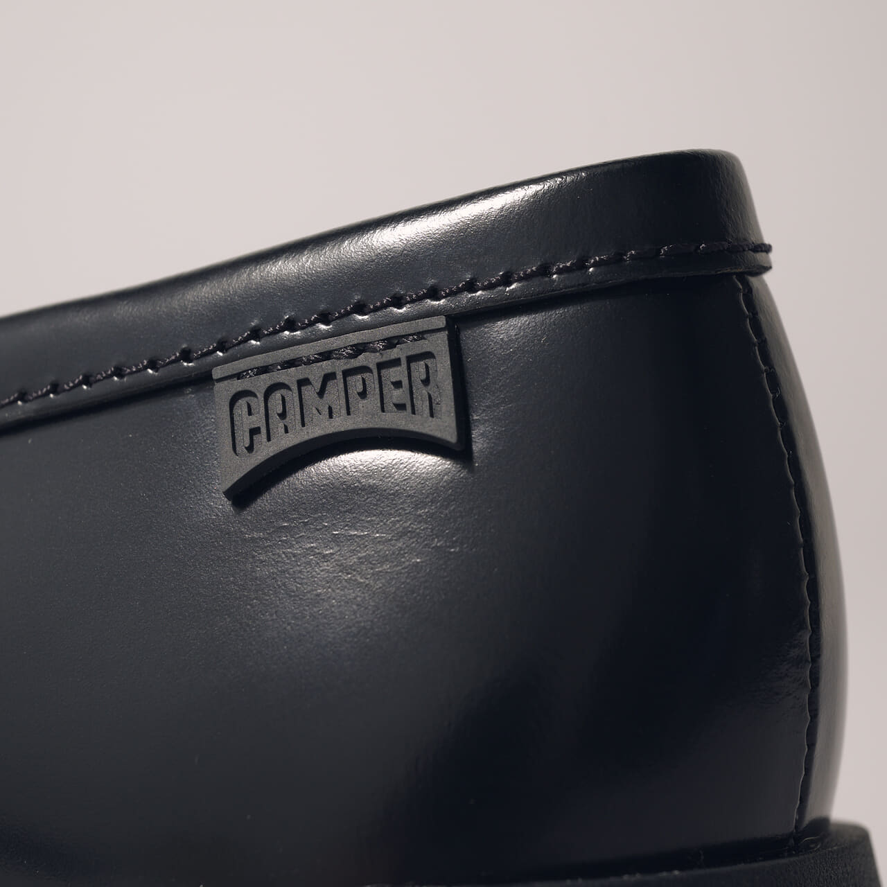 エディターが買ってよかった愛用黒革靴 カンペールの黒ローファーWaldenのサイドタグ