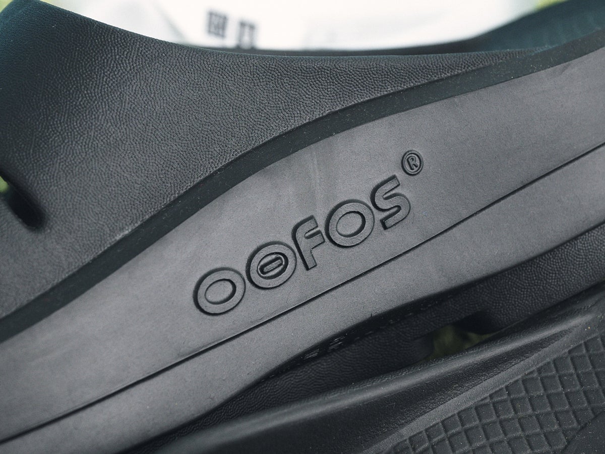 超人気「ウーフォス」“黒いリカバリーサンダル”の涼しくオシャレな着こなしを服のプロがレクチャー！ [そうりりん×OOFOS]