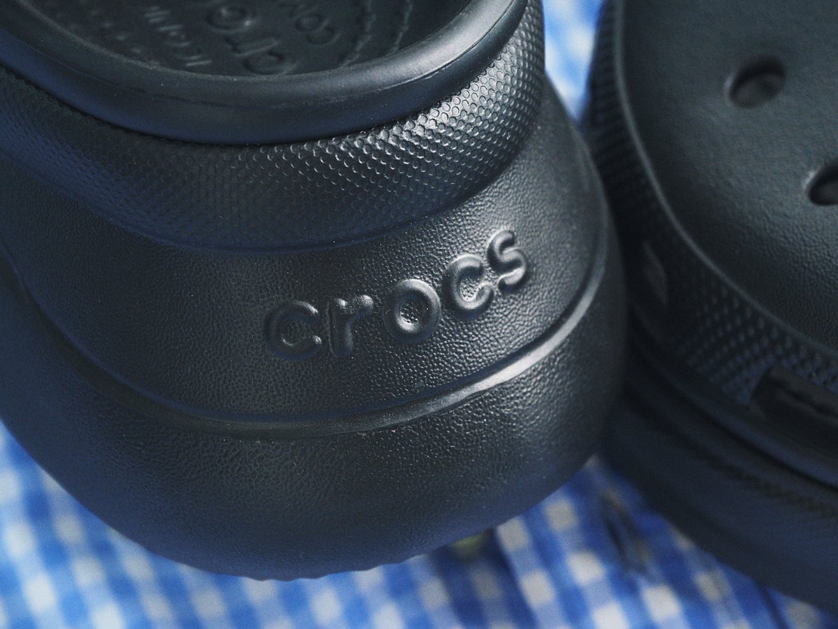 「クロックス」厚底黒サンダルの“涼しくオシャレな着こなし”を服のプロがレクチャー！ [そうりりん×Crocs]
