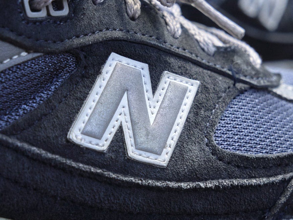 ネイビーのUK製「ニューバランス991」はシャープなルックスで黒のショーツスタイルを大人っぽく！【夏のメジャースニーカースナップ／DAY26】