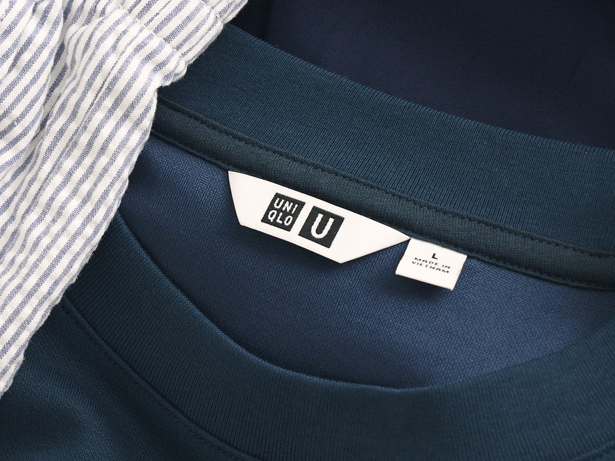 服のプロが教える全身「ユニクロ」の涼な高見えコーデ③　ロゴ寄り
