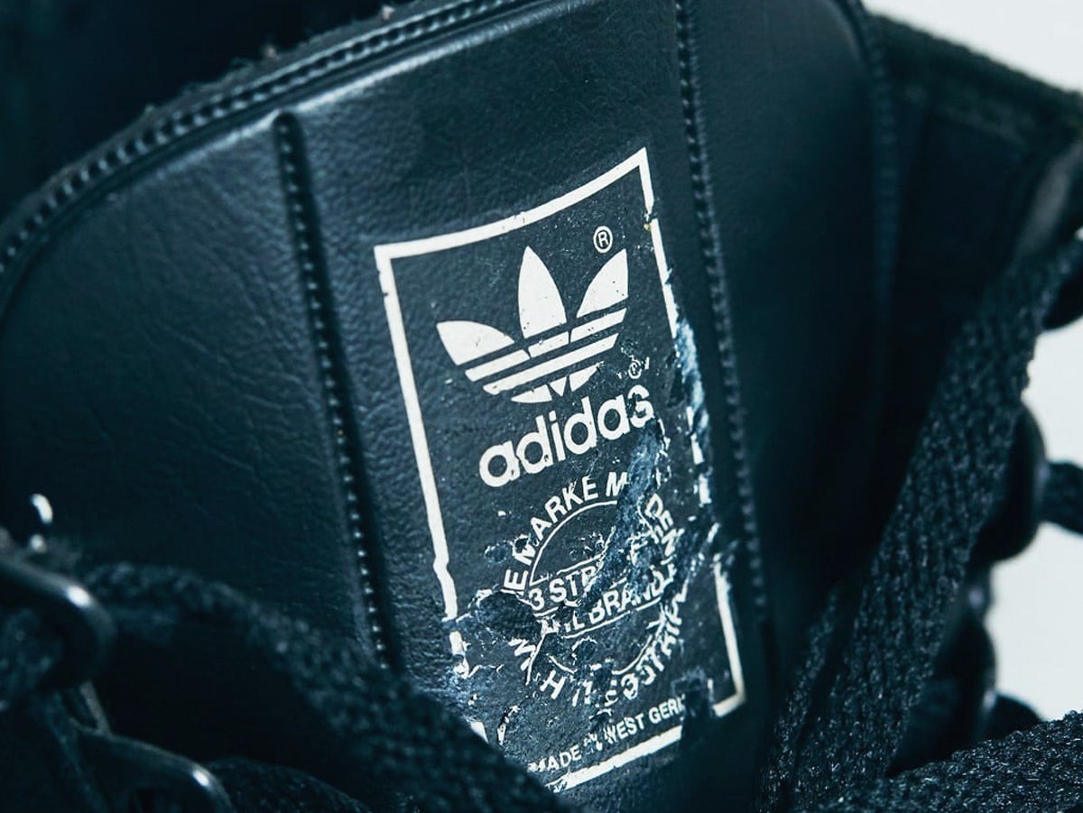 「黒いアディダス」の魅力とは？ オシャレな10人が選ぶ愛用スニーカーとその理由について。