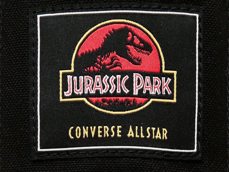 恐竜が裂いた「コンバース」⁉︎『ジュラシックパーク』とのコラボスニーカーはディテールに宿る映画の世界観と遊び心が楽しい！