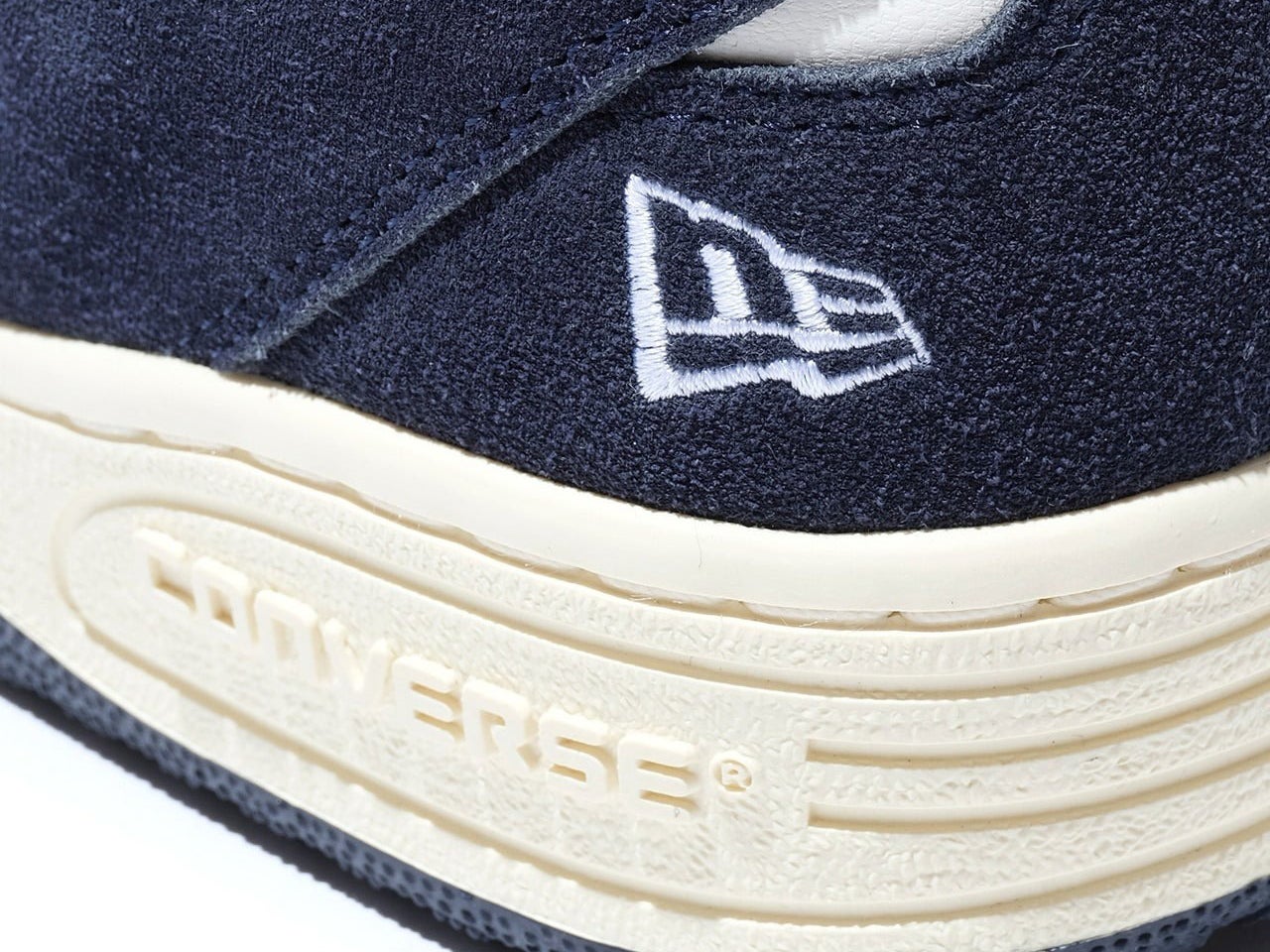 着想源はベースボールキャップ!?「コンバース」と「ニューエラ」の最新コラボであの名作スニーカーが上質な大人ネイビーに生まれ変わる！