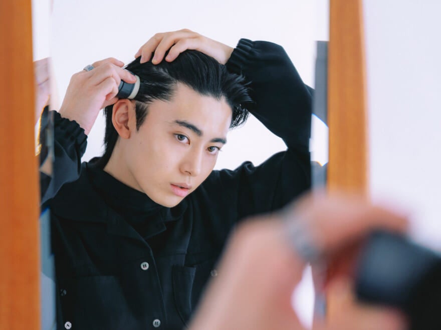 「マトメージュ オム」のヘアスティックワックスの使い方１