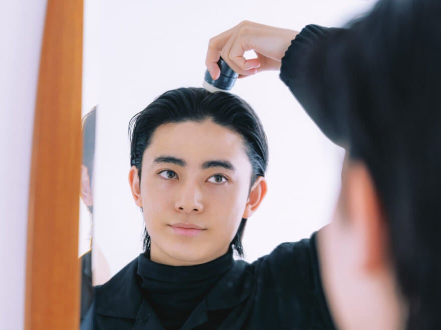 「マトメージュ オム」のヘアスティックワックスの使い方２