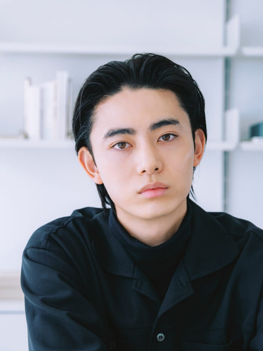 「マトメージュ オム」のヘアスティックワックスを使って仕上げた男性のオールバックスタイル　俳優の豊田裕大