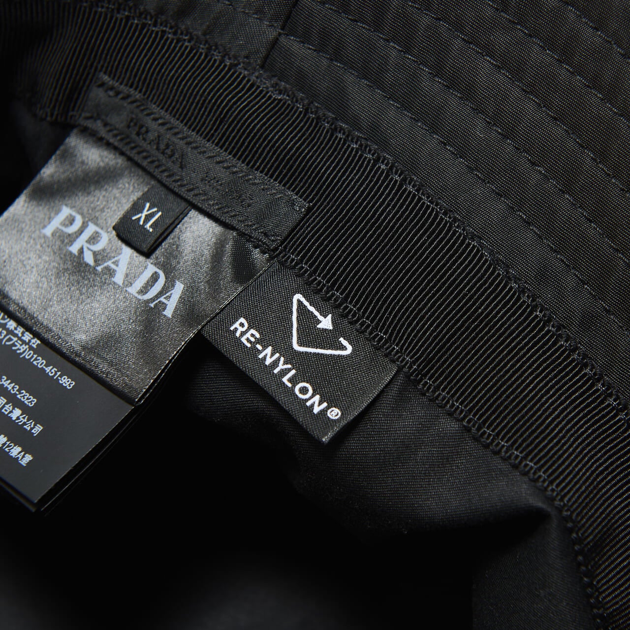 プラダのRe-Nylon バケットハットのリサイクルマーク