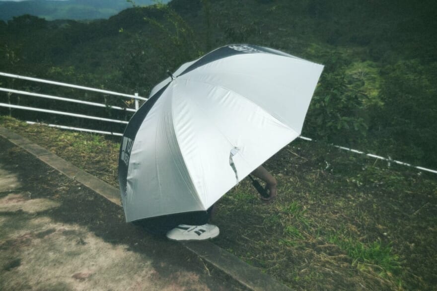 傘に収まった水沢林太郎
